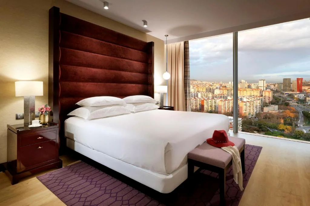 Habitación con cama extragrande y vistas a la ciudad — Hyatt Regency Barcelona Tower