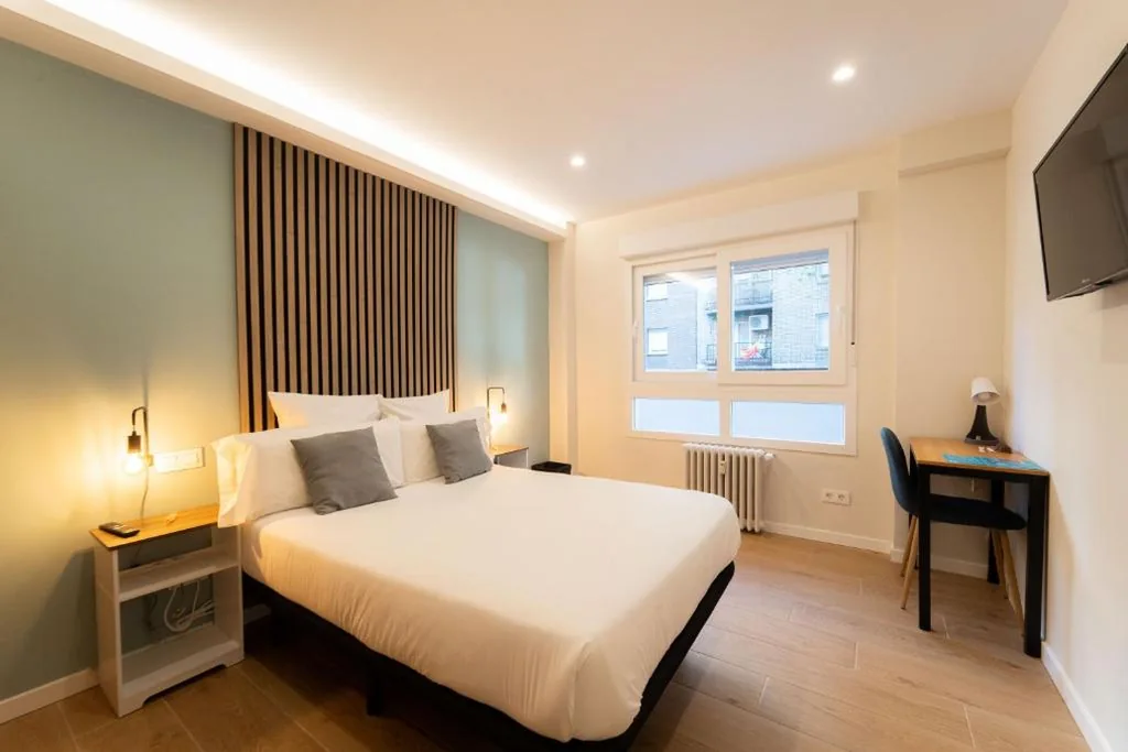 带私人浴室的双人间 — I'M Room Suites Nuevos Ministerios - Bernabeu 'Digital Access'