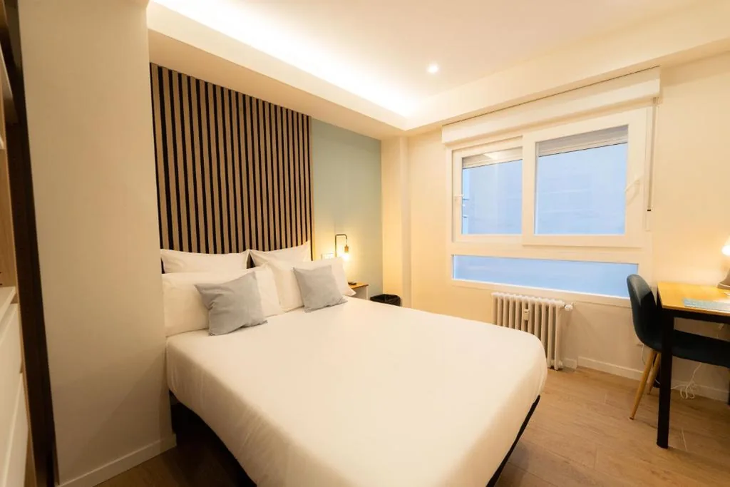 带私人浴室的双人间 — I'M Room Suites Nuevos Ministerios - Bernabeu 'Digital Access'