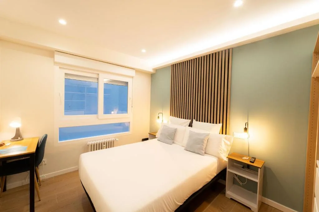 带私人浴室的双人间 — I'M Room Suites Nuevos Ministerios - Bernabeu 'Digital Access'