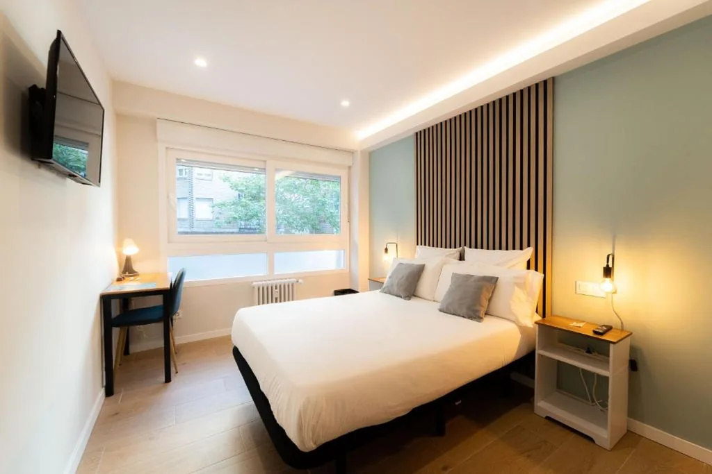 带私人浴室的双人间 — I'M Room Suites Nuevos Ministerios - Bernabeu 'Digital Access'