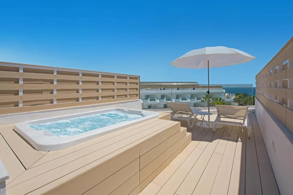 Doppel-Penthouse mit seitlichem Meerblick und Whirlpool — Iberostar Selection Marbella Coral Beach