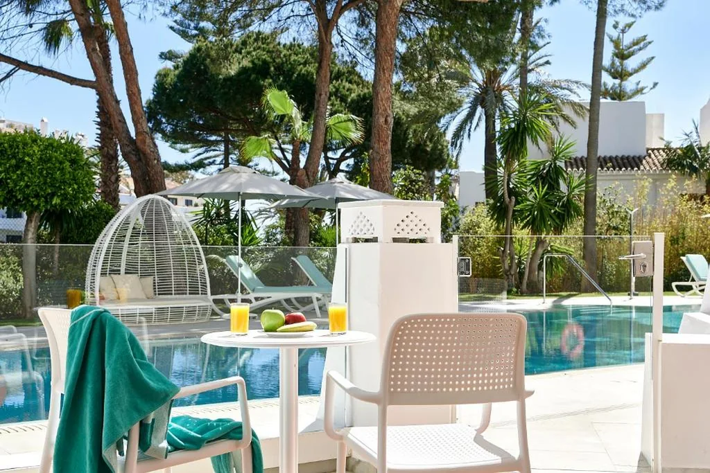 Doppelzimmer mit direktem Zugang zum halbprivaten Pool – 2 Betten — Iberostar Selection Marbella Coral Beach
