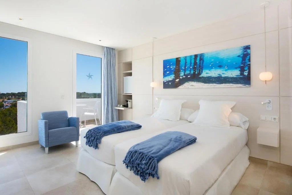 Quarto Star Prestige com vista lateral para o mar e acesso ao salão executive — Iberostar Selection Santa Eulalia Adults-Only Ibiza