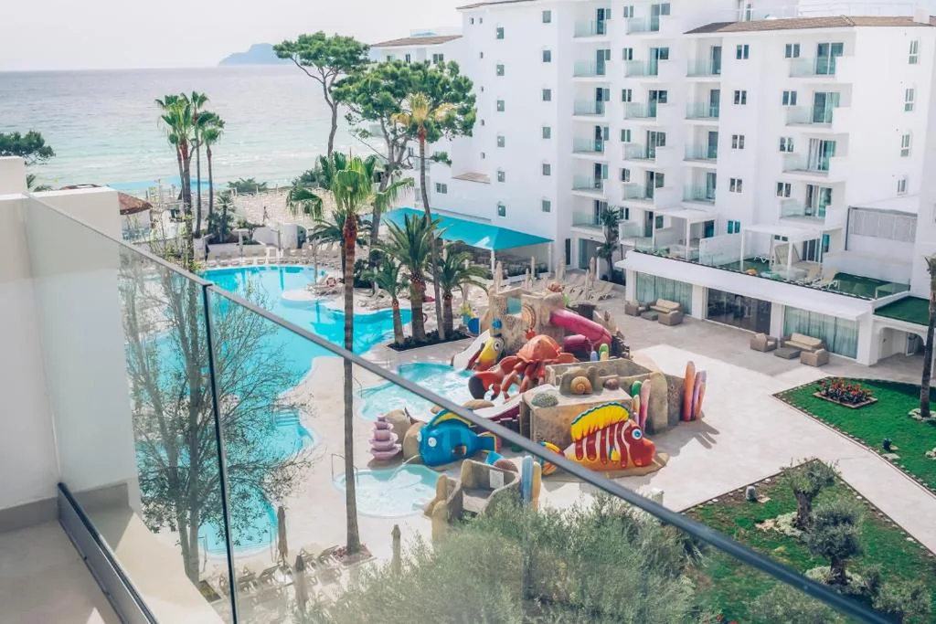 Habitación Familiar con vistas a la piscina — Iberostar Waves Alcudia Park