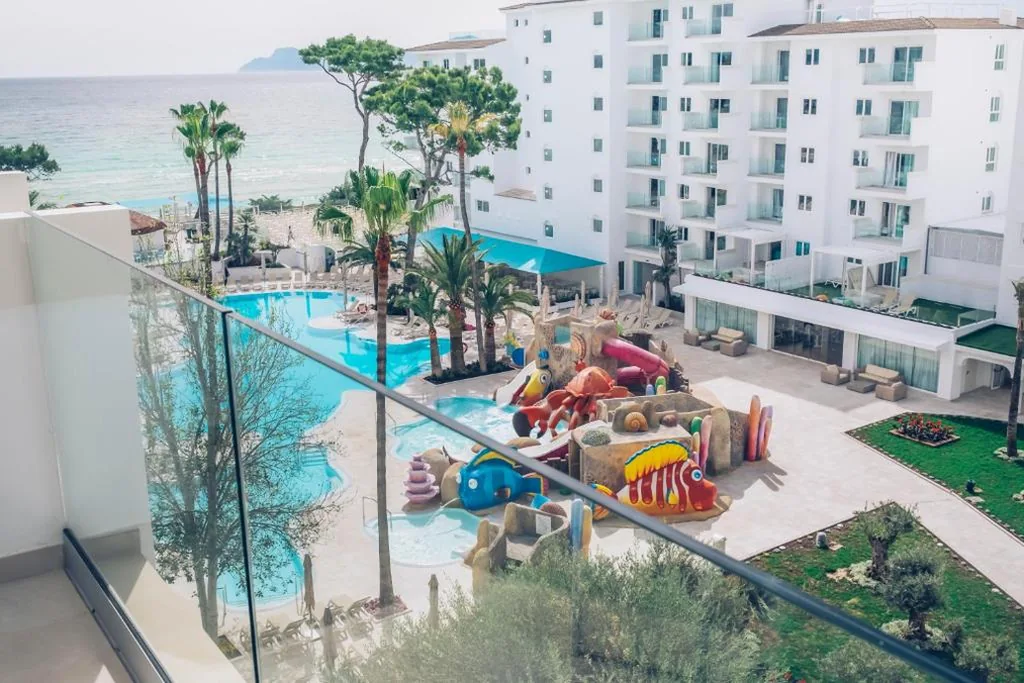 Suite Familiar con vistas a la piscina — Iberostar Waves Alcudia Park
