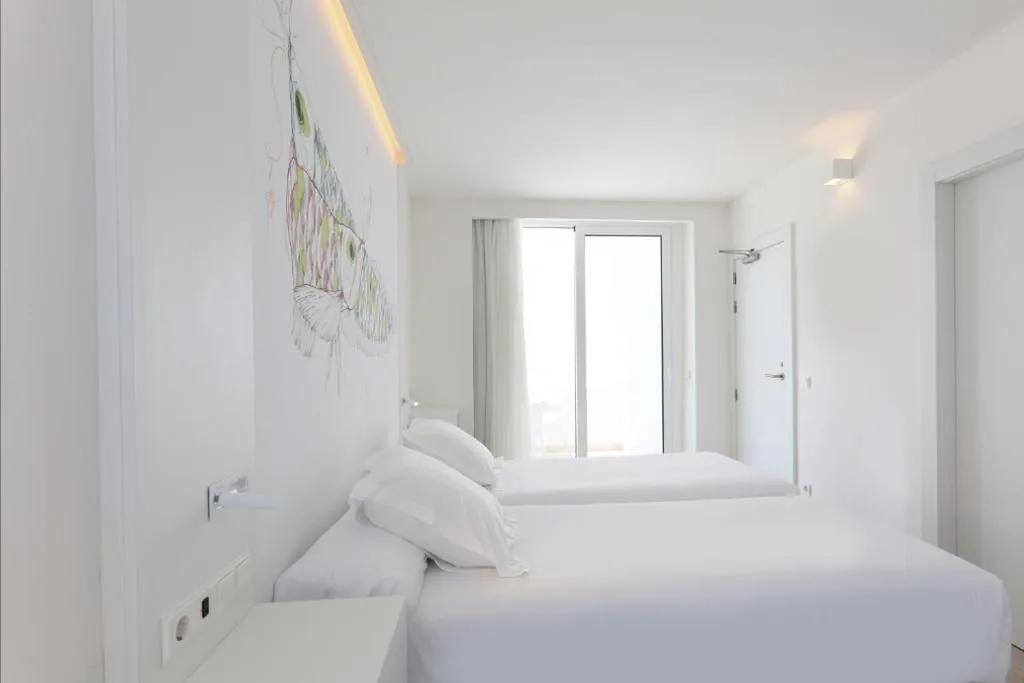Habitación Doble con vistas parciales al mar (1 adulto) — Iberostar Waves Bahía de Palma - Adults Only