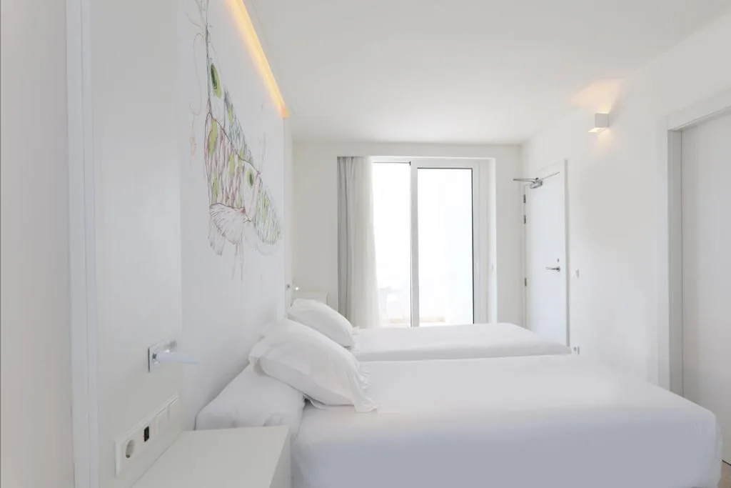 Habitación Doble con vistas parciales al mar — Iberostar Waves Bahía de Palma - Adults Only