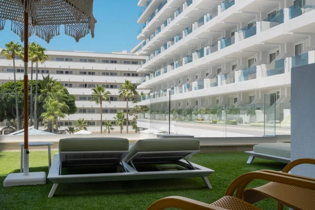 Habitación Doble Premium con terraza y vistas a la piscina — Iberostar Waves Bahía de Palma - Adults Only