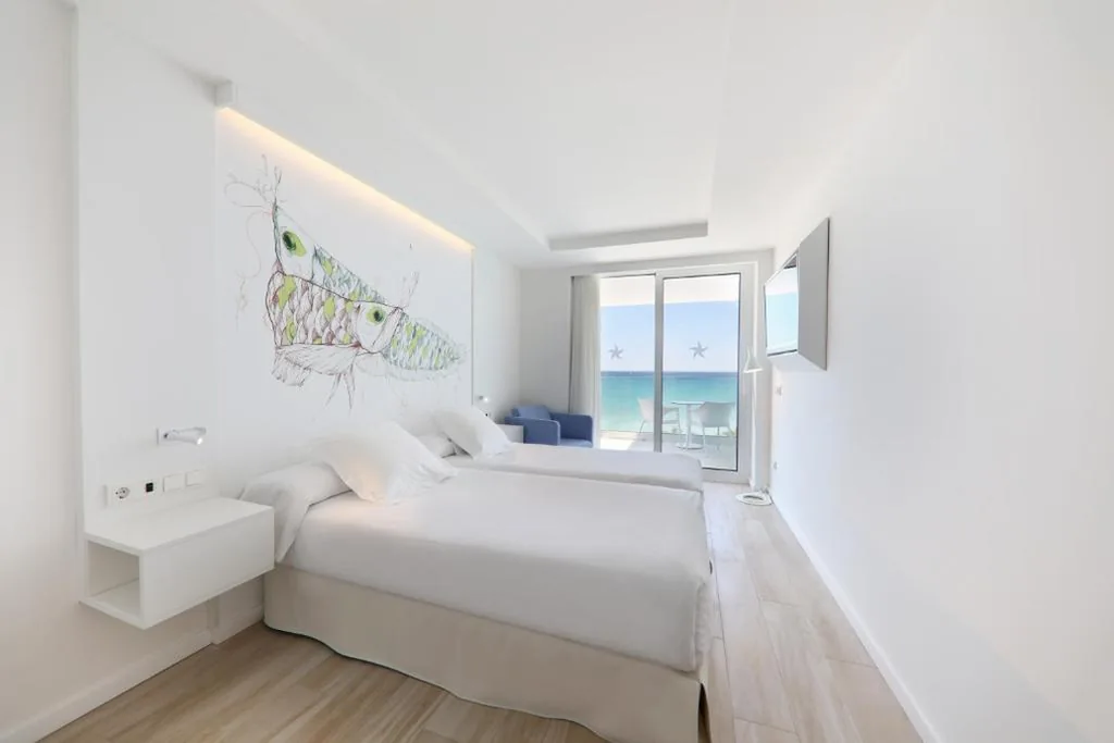 Habitación Doble Superior con vistas al mar — Iberostar Waves Bahía de Palma - Adults Only