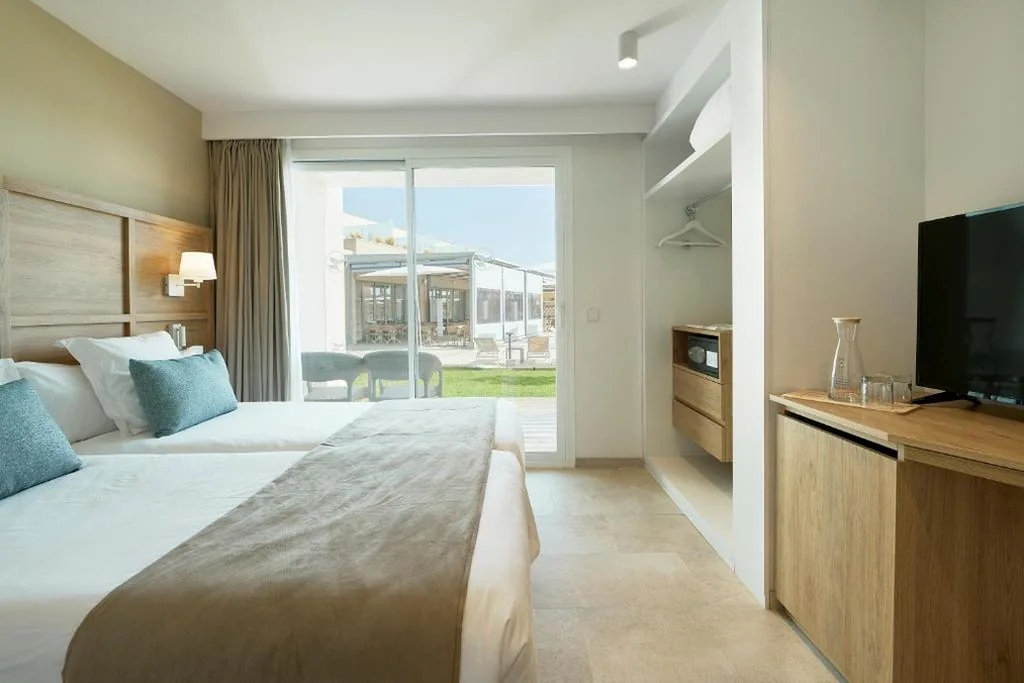 Camera doppia con terrazza — Iberostar Waves Cala Domingos All Inclusive