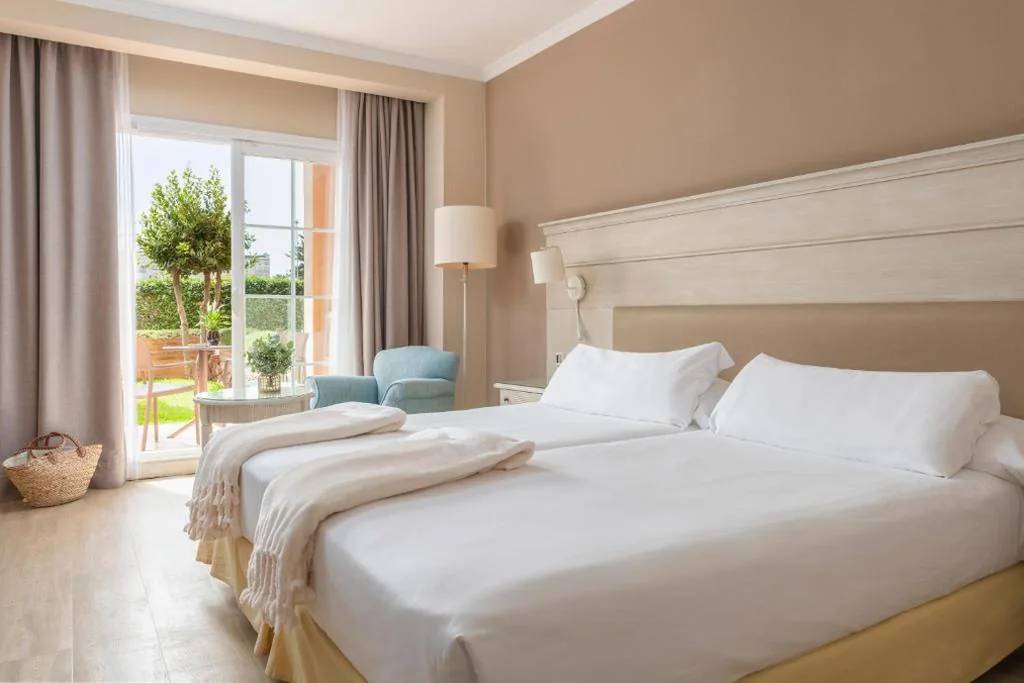 Tweepersoonskamer met uitzicht op de tuin — Iberostar Waves Málaga Playa