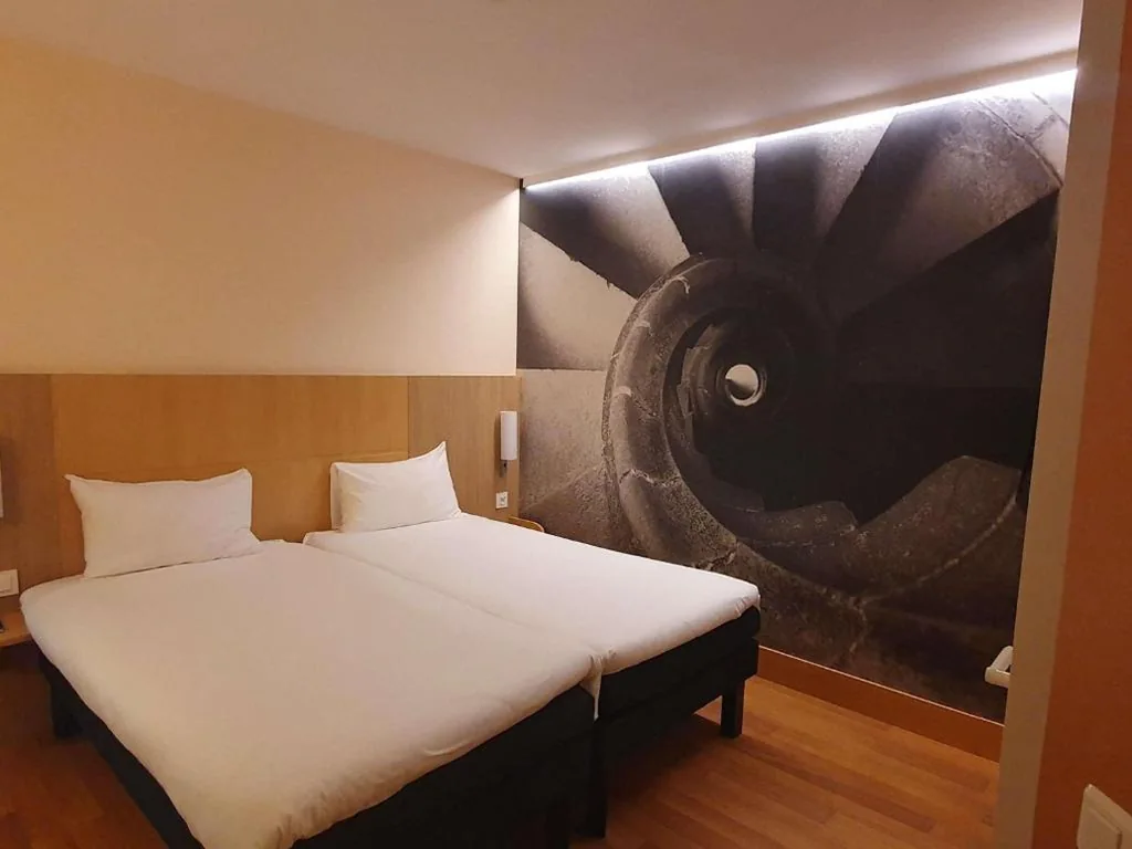 Habitación adaptada con 2 camas individuales — Ibis Barcelona Centro (Sagrada Familia)
