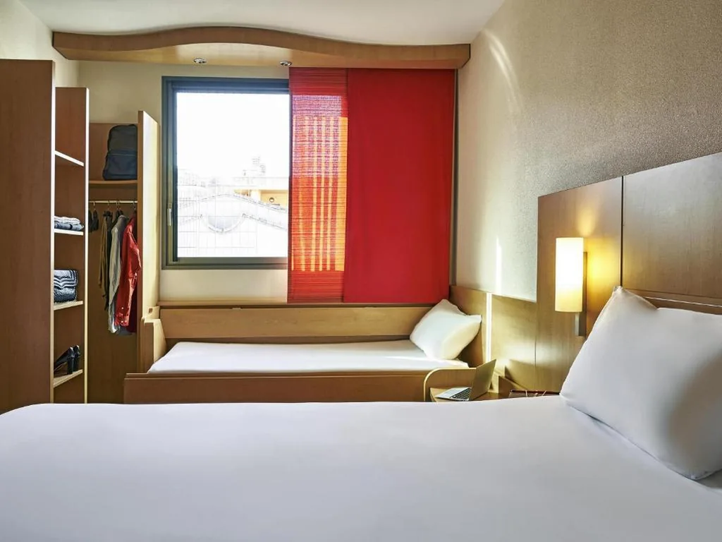 Habitación Doble con cama supletoria — Ibis Barcelona Centro (Sagrada Familia)