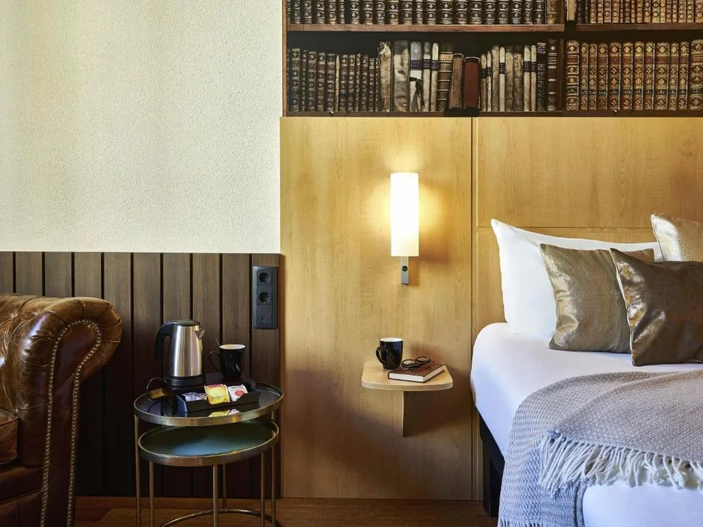 My Room "La Biblioteca de Gaudí" por el equipo Trencadís — Ibis Barcelona Centro (Sagrada Familia)