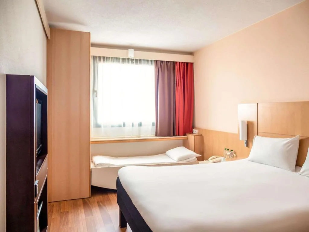 Camera doppia con letto supplementare — Ibis Barcelona Santa Coloma