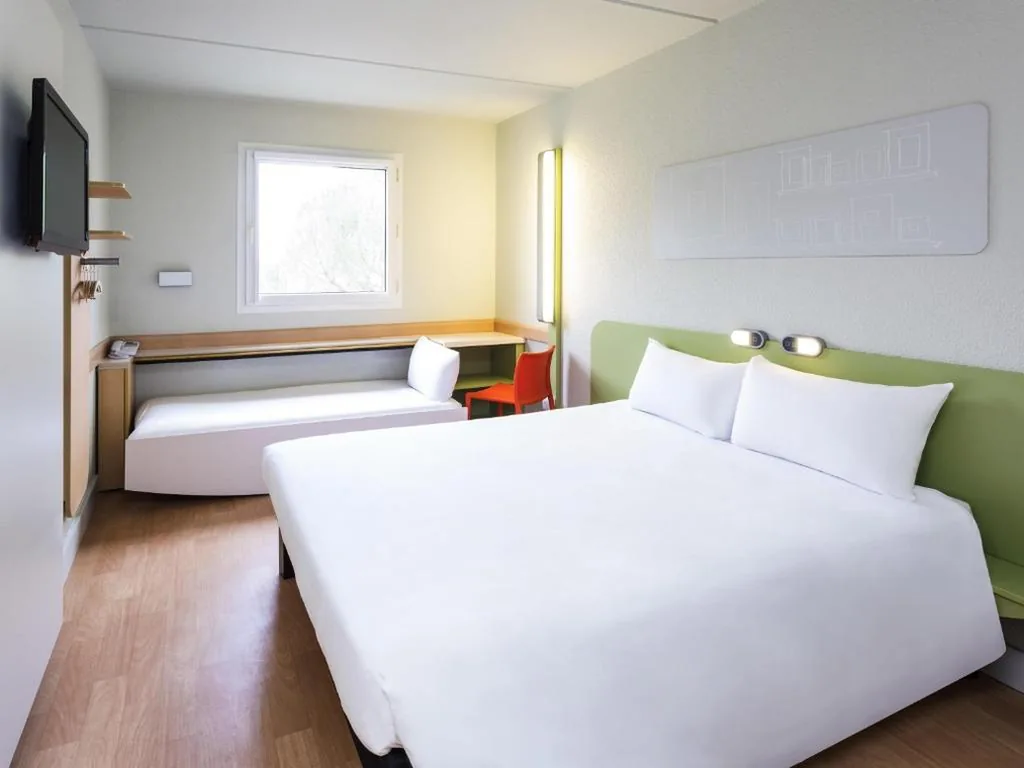 Doppelzimmer mit Zustellbett — Ibis Budget Barcelona Sant Andreu De La Barca