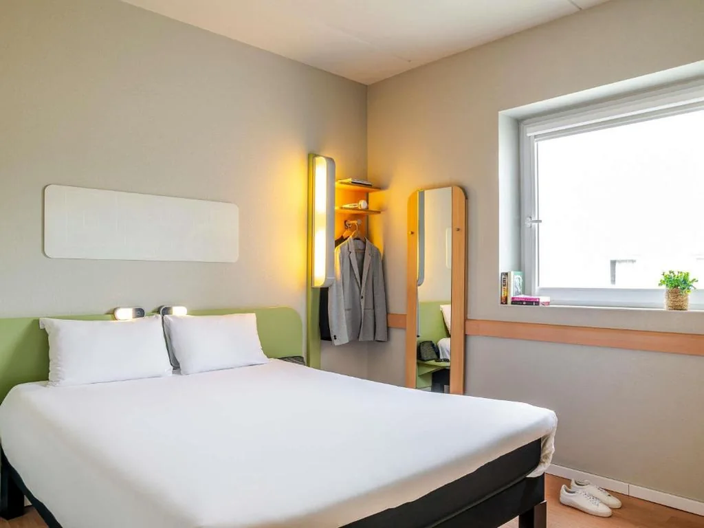 Habitación con cama grande — Ibis Budget Bilbao Barakaldo