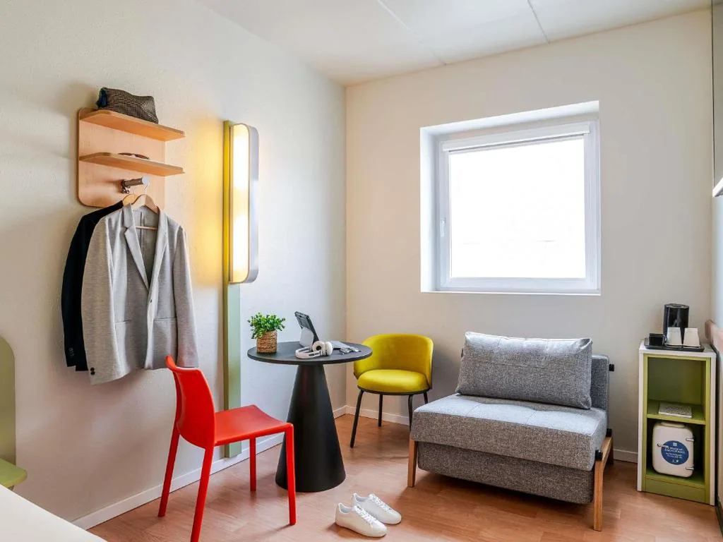 Habitación con sofá cama - 1 cama grande — Ibis Budget Bilbao Barakaldo