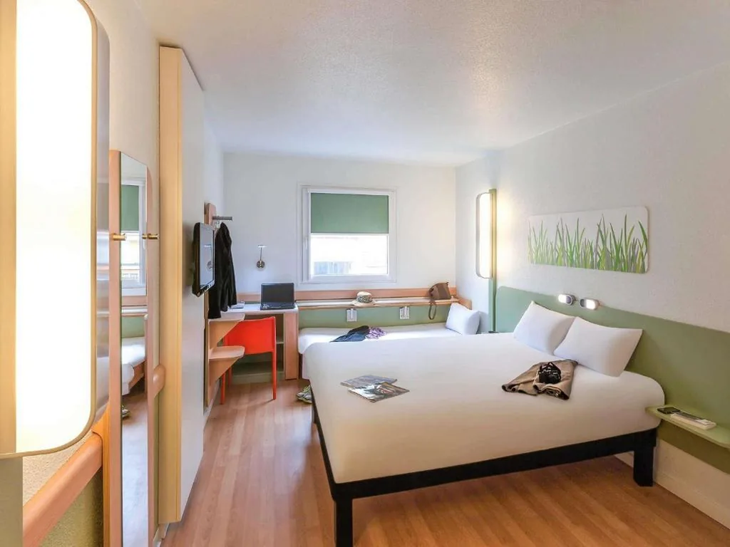 Familienzimmer mit 1 Doppelbett und 1 Einzelbett — Ibis Budget Valencia Aeropuerto