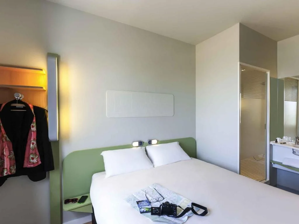 Zimmer mit großem Doppelbett — Ibis Budget Valencia Alcasser