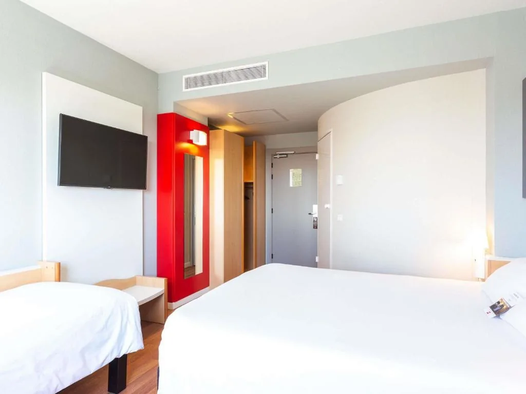 Habitación Superior con 1 cama doble y 1 sofá cama — Ibis Elche