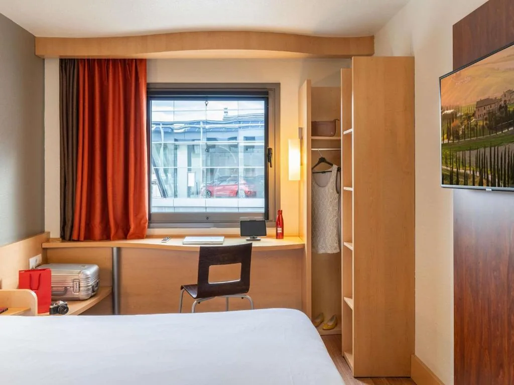 新しい寝具のダブルルーム — Ibis Madrid Alcobendas