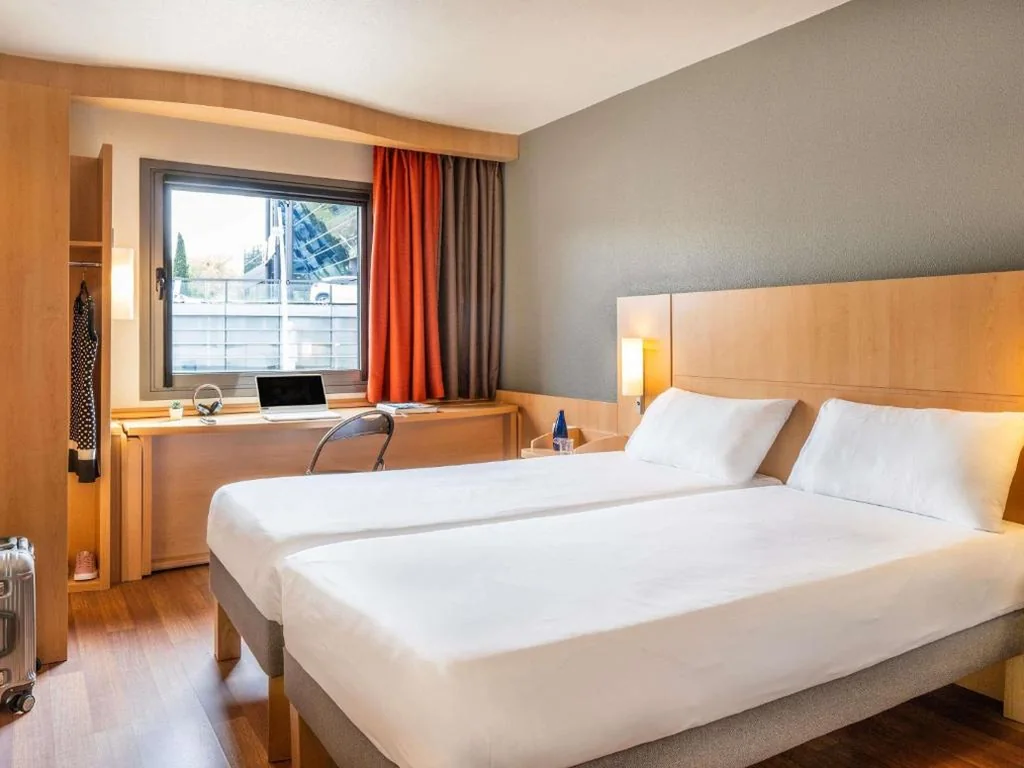 シングルベッド2台とソファベッド付きスタンダードルーム — Ibis Madrid Alcobendas