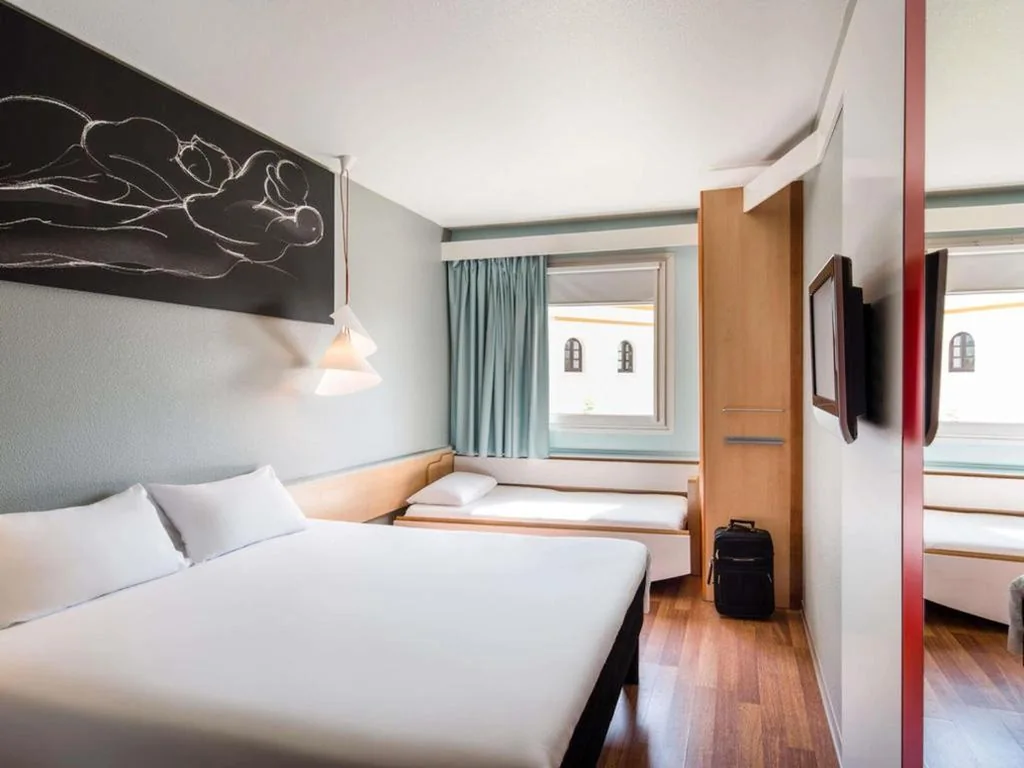 Habitación Doble con cama supletoria — Ibis Sevilla