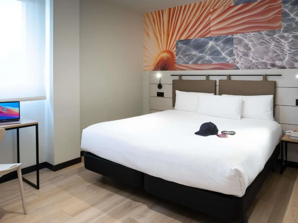 Camera Quadrupla - 1 letto matrimoniale e 2 letti singoli — ibis Styles Santander