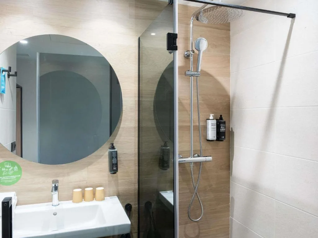 Camera Standard con 2 letti singoli e divano letto — ibis Styles Santander