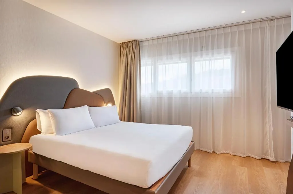 Habitación Doble Confort con sofá cama — ibis Styles Zumaia Zestoa