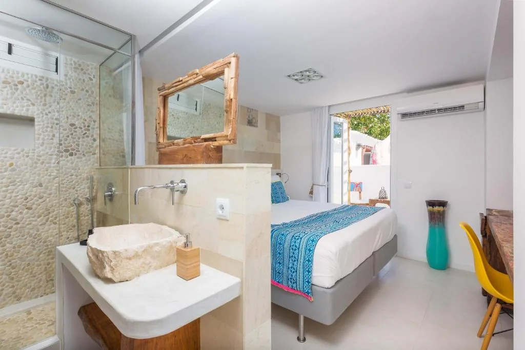 Chambre double avec vue sur la piscine — Ibizazen