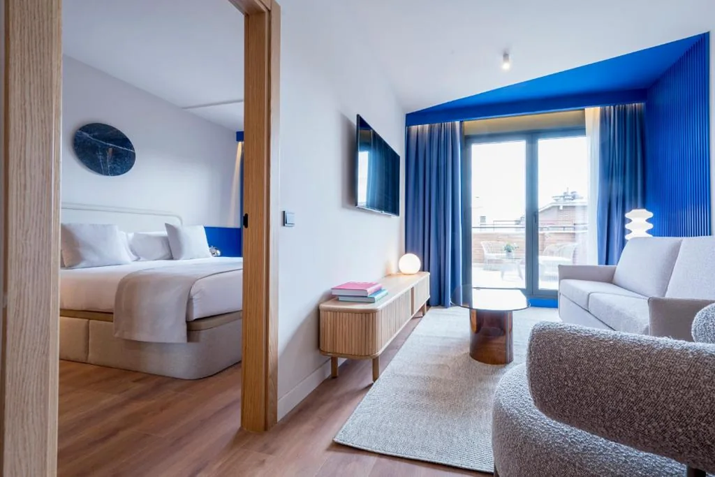 Ático con terraza y 2 dormitorios — Iconic Suites