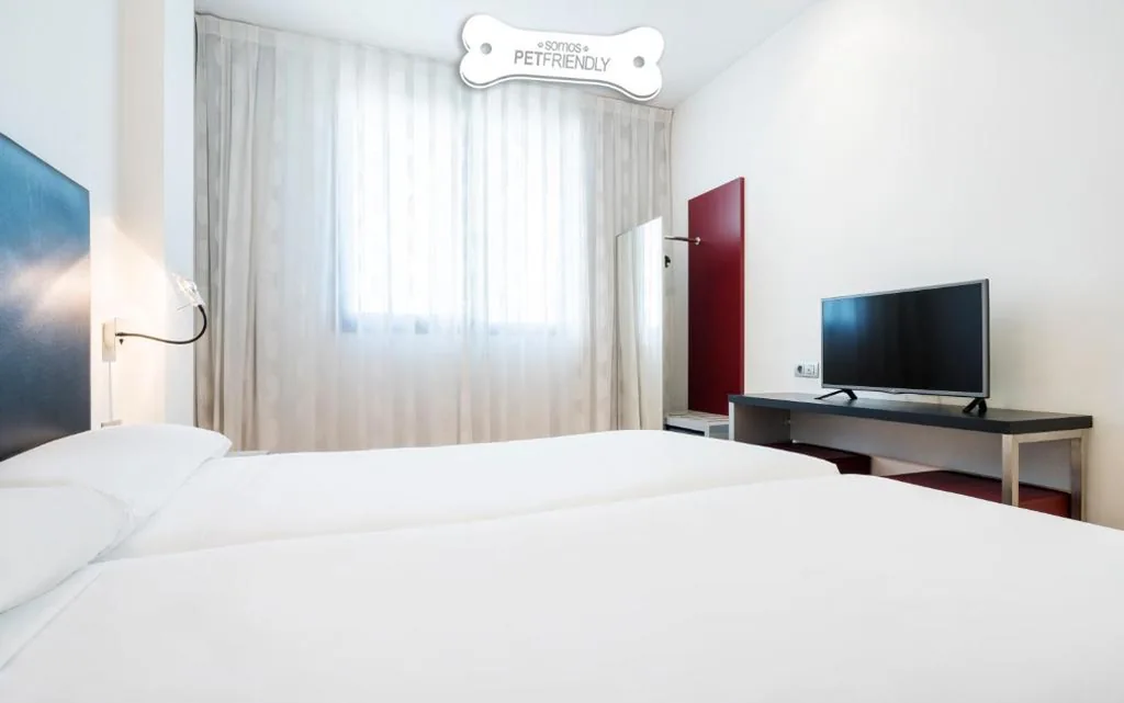 Twin Room - Pet-Friendly — Ilunion Aqua 3