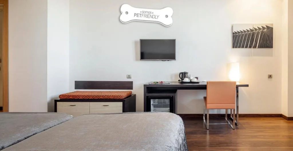 Double Room - 2 Beds - Pets Allowed — Ilunion Aqua 4
