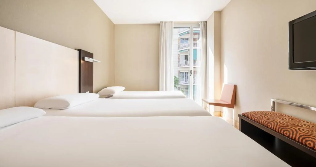 Quarto Duplo com cama extra (2 adultos + 1 criança) - 2 camas — Ilunion Auditori