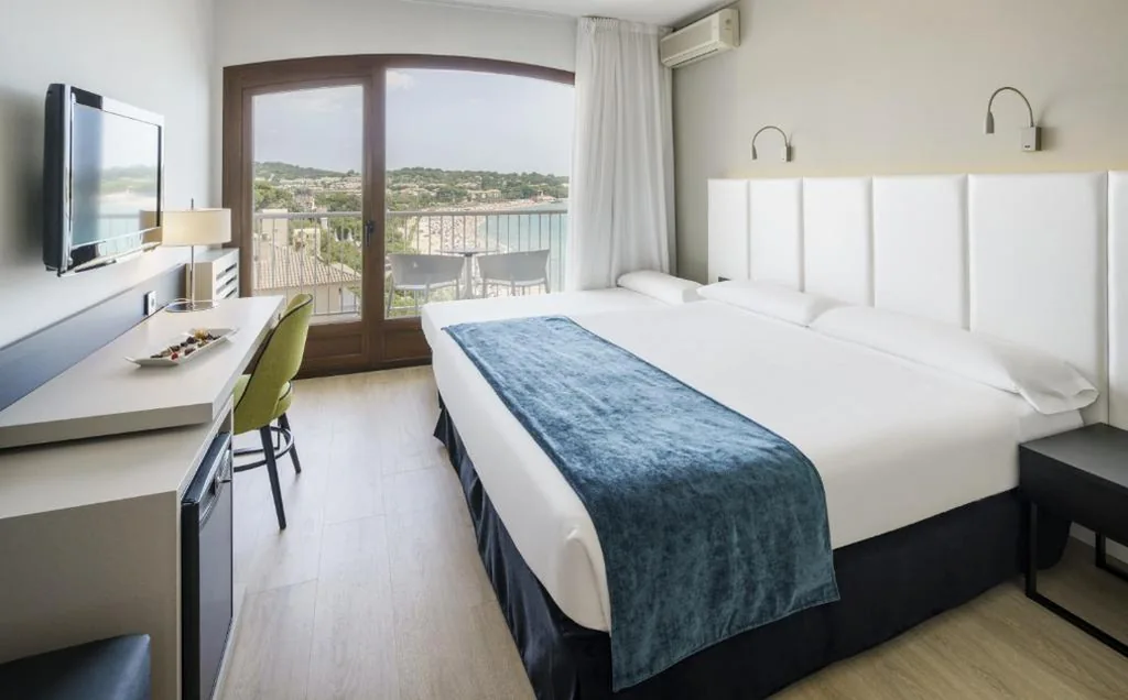 Doppelzimmer mit Meerblick und Zustellbett — Ilunion Caleta Park