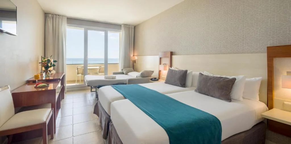 Quarto Triplo com Vista Mar (2 adultos + 1 criança) — Ilunion Fuengirola