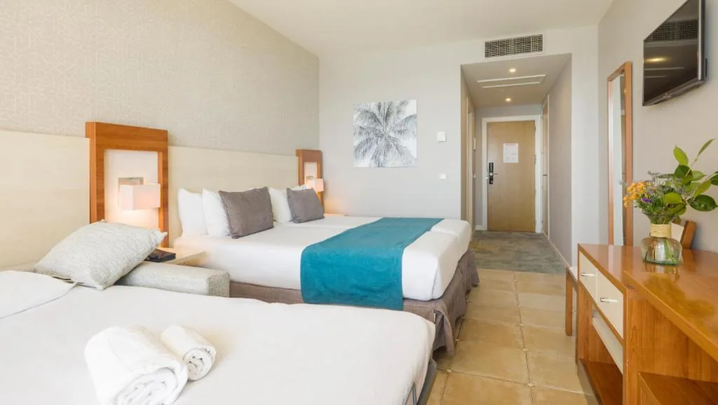 Quarto Triplo com Vista Mar (2 adultos + 2 crianças) — Ilunion Fuengirola