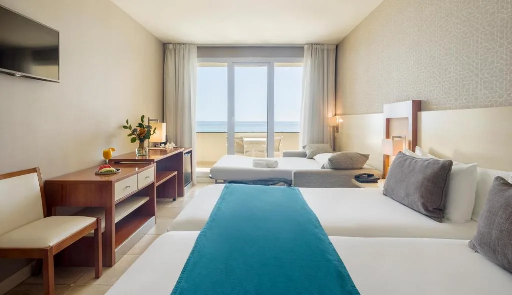 Quarto Triplo com Vista Mar (3 adultos) — Ilunion Fuengirola