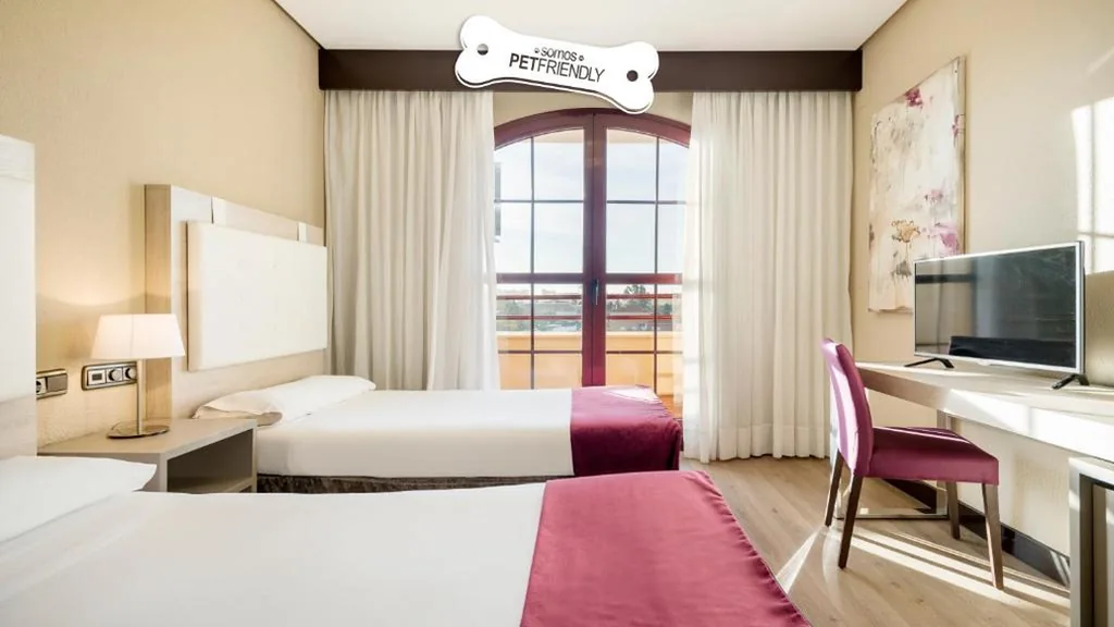 Double or Twin Room Pet Friendly with Terrace — Ilunion Golf Badajoz