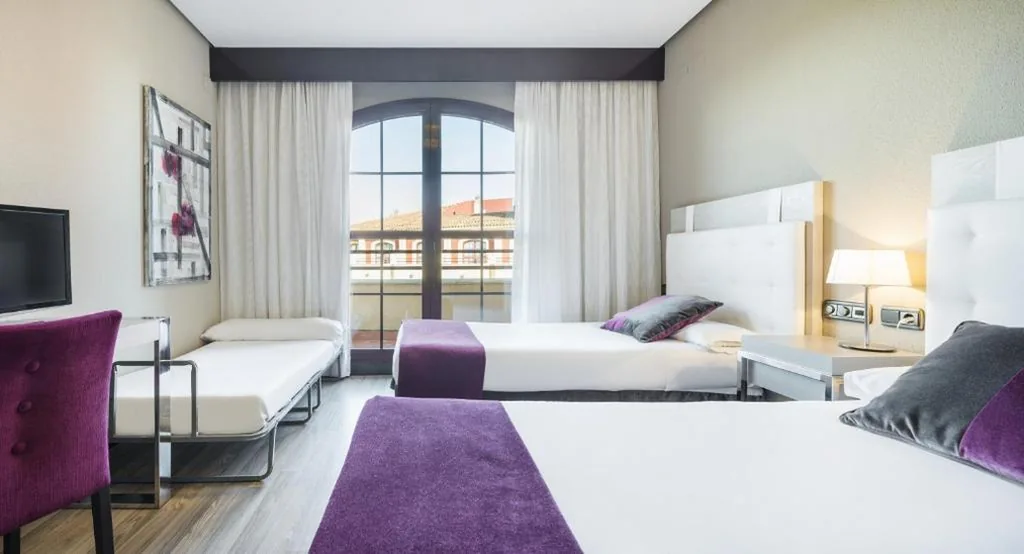 Habitación Triple con terraza (2 adultos + 1 niño) — Ilunion Golf Badajoz