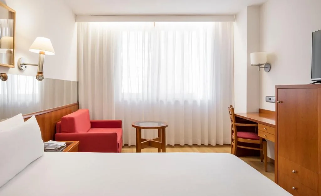 Habitación Triple (2 adultos + 1 niño) — Ilunion Les Corts Spa