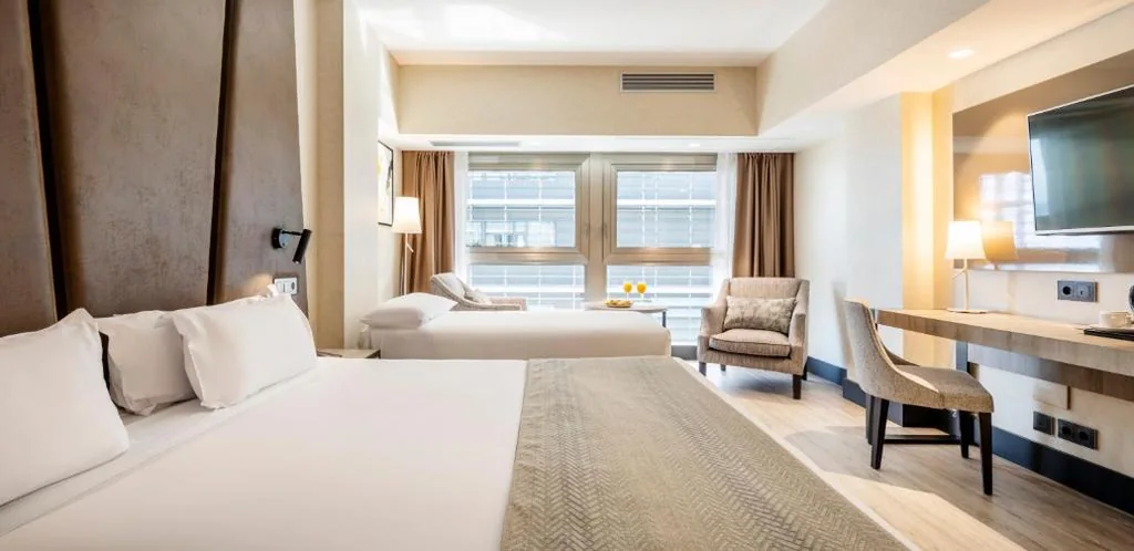 Camera doppia con letto supplementare (2 adulti + 1 bambino) — Ilunion Málaga