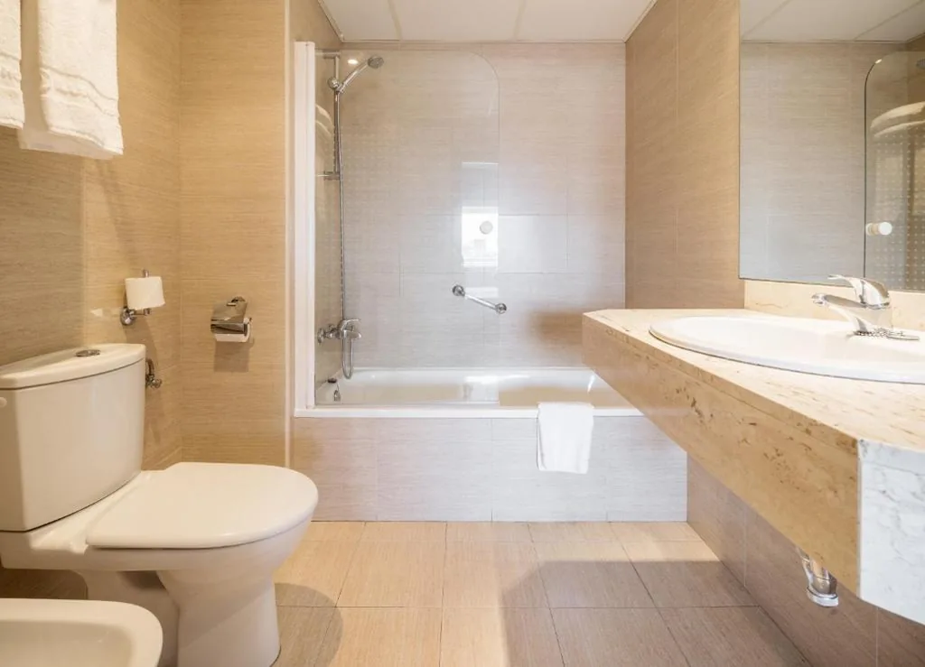 Habitación Triple Premium (3 adultos) — Ilunion Romareda