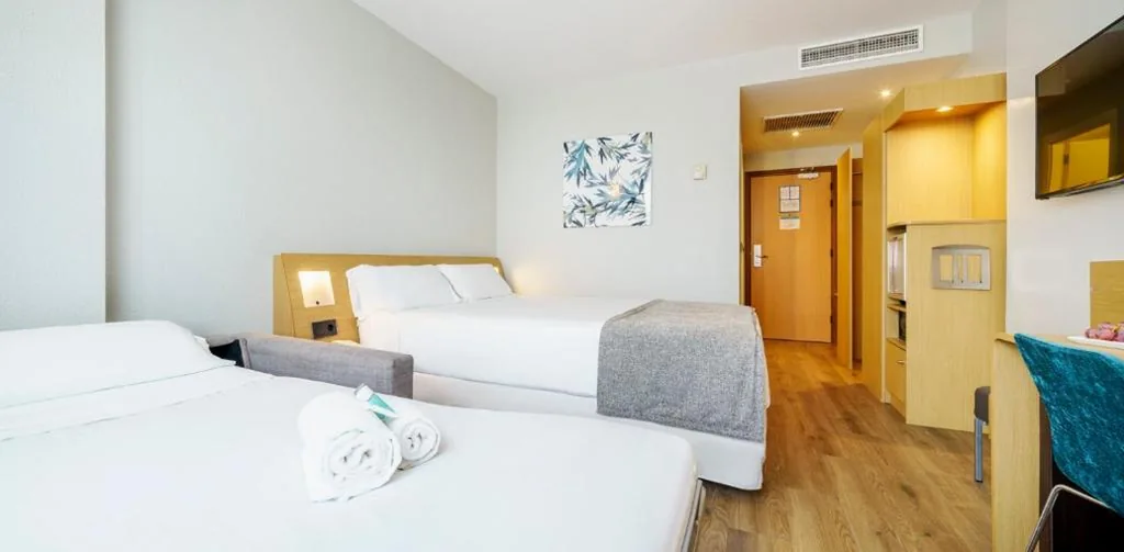 Dreibettzimmer (2 Erwachsene + 1 Kind) — Ilunion Valencia 4