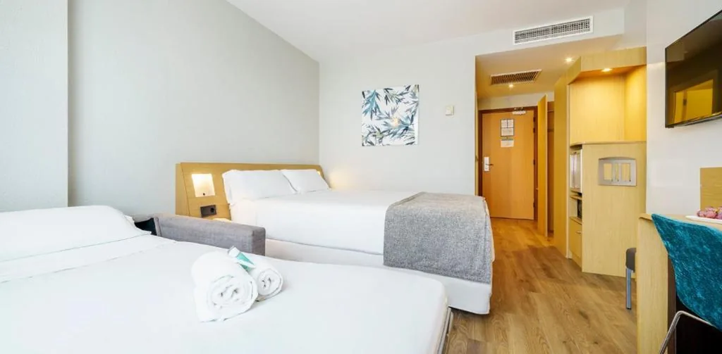 Dreibettzimmer (3 Erwachsene) — Ilunion Valencia 4