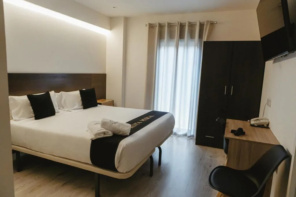 Superior-Zimmer mit extragroßem Doppelbett — Imprenta Musical Alojamiento
