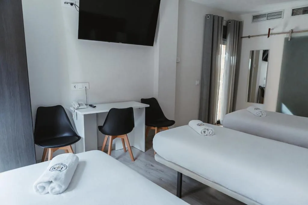 Dreibettzimmer mit Balkon — Imprenta Musical Alojamiento